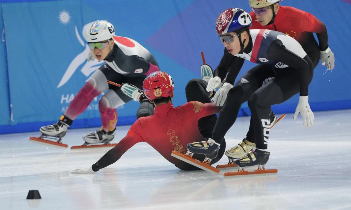 Sun Long (2nd L) of China falls down during the men's 1000m final match of the short track speed skating event at the 9th Asian Winter Games in Harbin, northeast China's Heilongjiang Province, Feb. 9, 2025. (Xinhua/Yan Linyun)