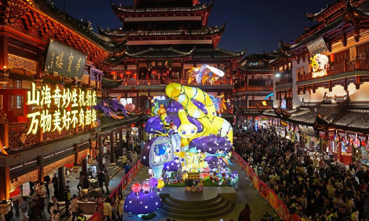 Allure of Spring Festival and new visa policy attract foreign visitors to see the real China