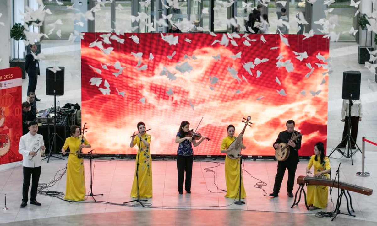 Chinese folk arts attract Serbian audience with Spring Festival flash performance