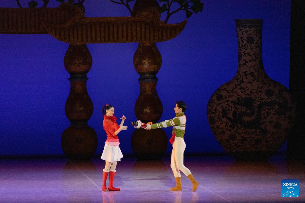 Artists from National Ballet of China perform ballet 