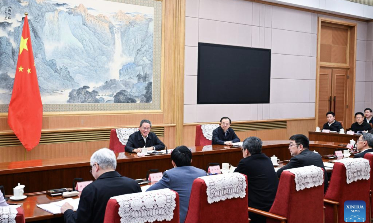 Chinese premier chairs symposium to hear suggestions on draft gov't work report