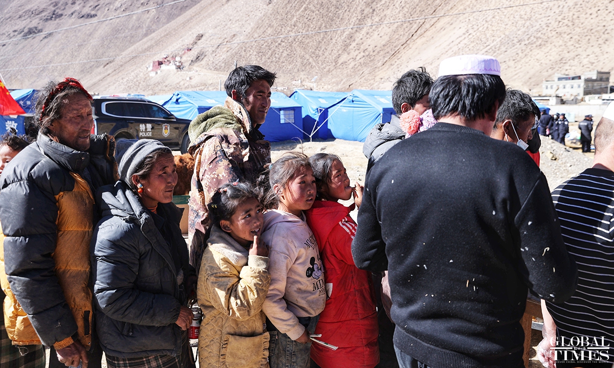 The earthquake-affected residents are lining up to receive food at the epicenter Tsogo Township of Dingri County in Southwest China's Xizang Autonomous Region on January 9, 2025.  Photo: Cui Meng/GT