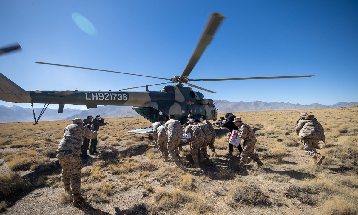 Medical team members prepare to transfer an injured villager in Dingri county from an ambulance to a helicopter for hospitalization in Lhasa on January 9, 2025. Photo: VCG