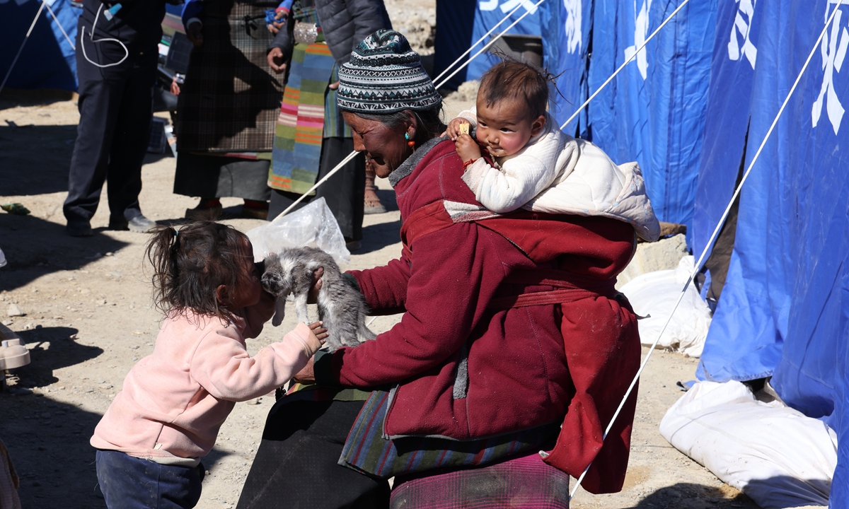 A child kisses a kitten in Gurong village of Dingri county on January 8, 2025. Photo: Fan Wei/GT