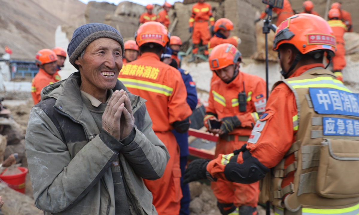 A villager thanks a forest firefighter for helping him transport his three yaks and essential supplies out of the demolished houses in Dingri county on January 7, 2025. Photo: VCG