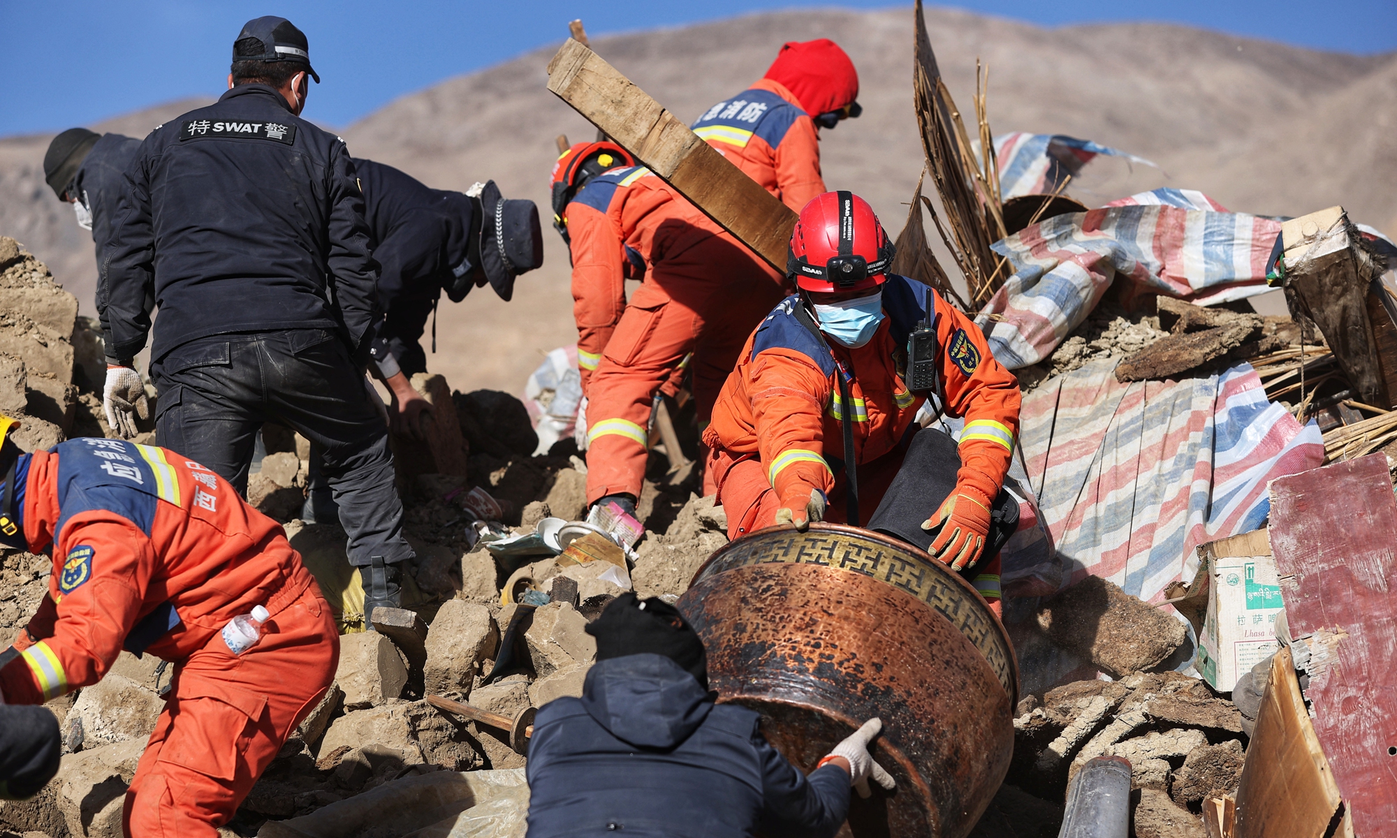 Police and firefighters join forces to assist disaster-stricken residents in Gurong village on January 9, 2025. Photo: Cui Meng/GT