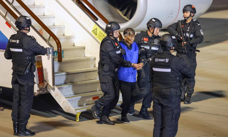 A telecom fraud suspect is escorted by Chinese police officers at the Kunming Changshui International Airport in Kunming, Southwest China's Yunnan Province, Jan 30, 2024. Photo: Xinhua