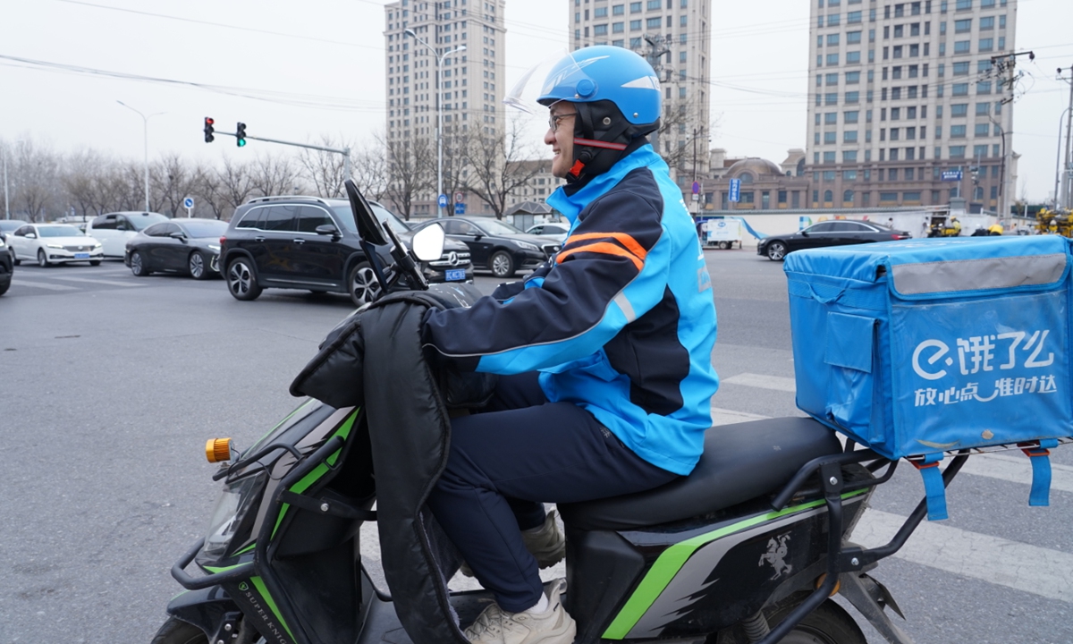 Riding an electric scooter to deliver food  Photoe: Courtesy of Han Weizheng