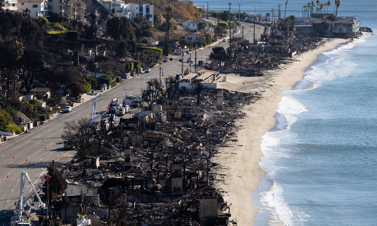 The renowned section of California's Highway 1 along the coast, near Pacific Palisades, California, is in ruins after the wildfires, with the electric company working to restore public utilities on January 12, 2025. Photo: VCG