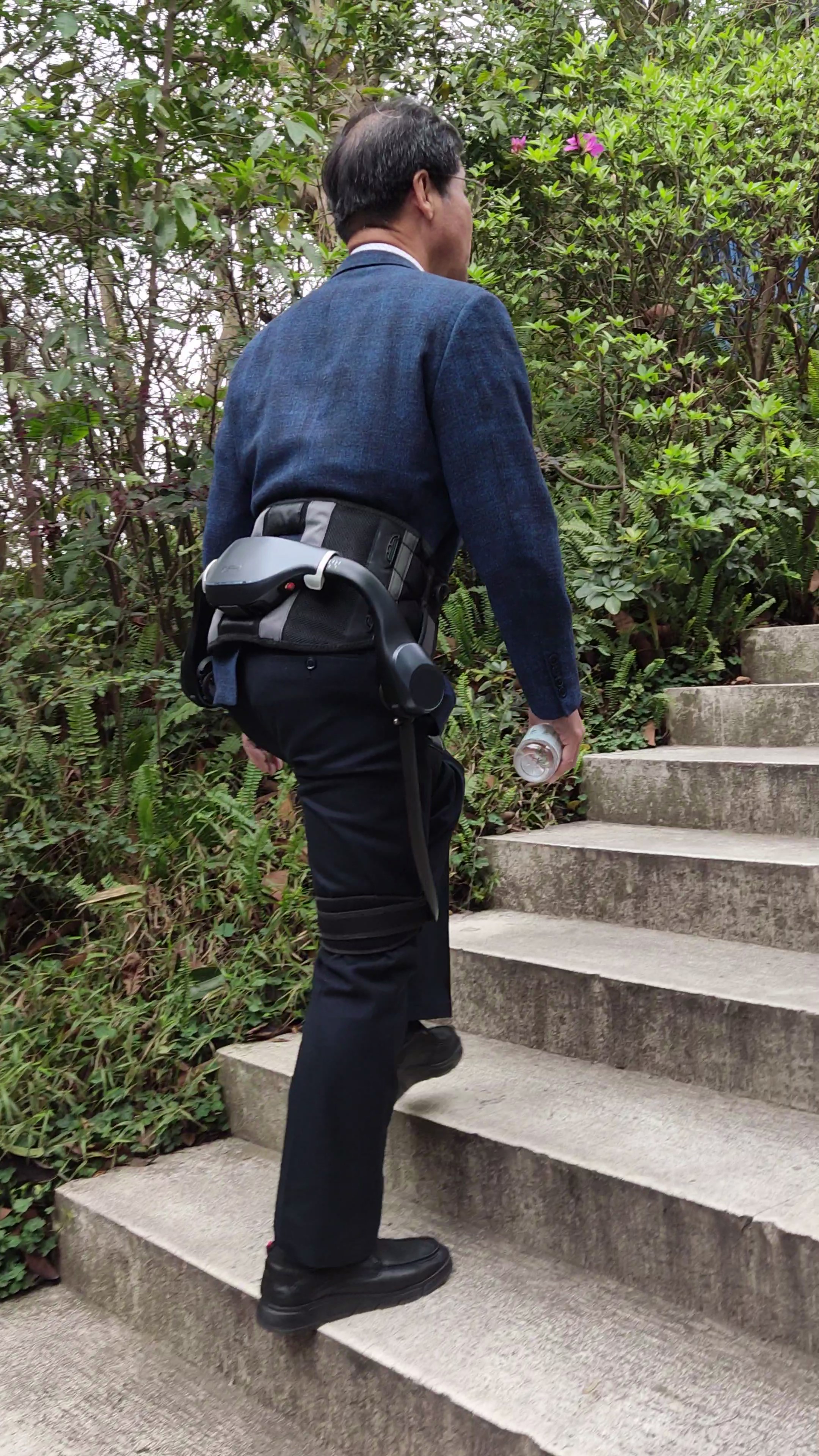 An elderly person walks with assistance of an exoskeleton. Photo: Courtesy of Guangzhou Shipeng Technology of Guangzhou Shipeng Technology