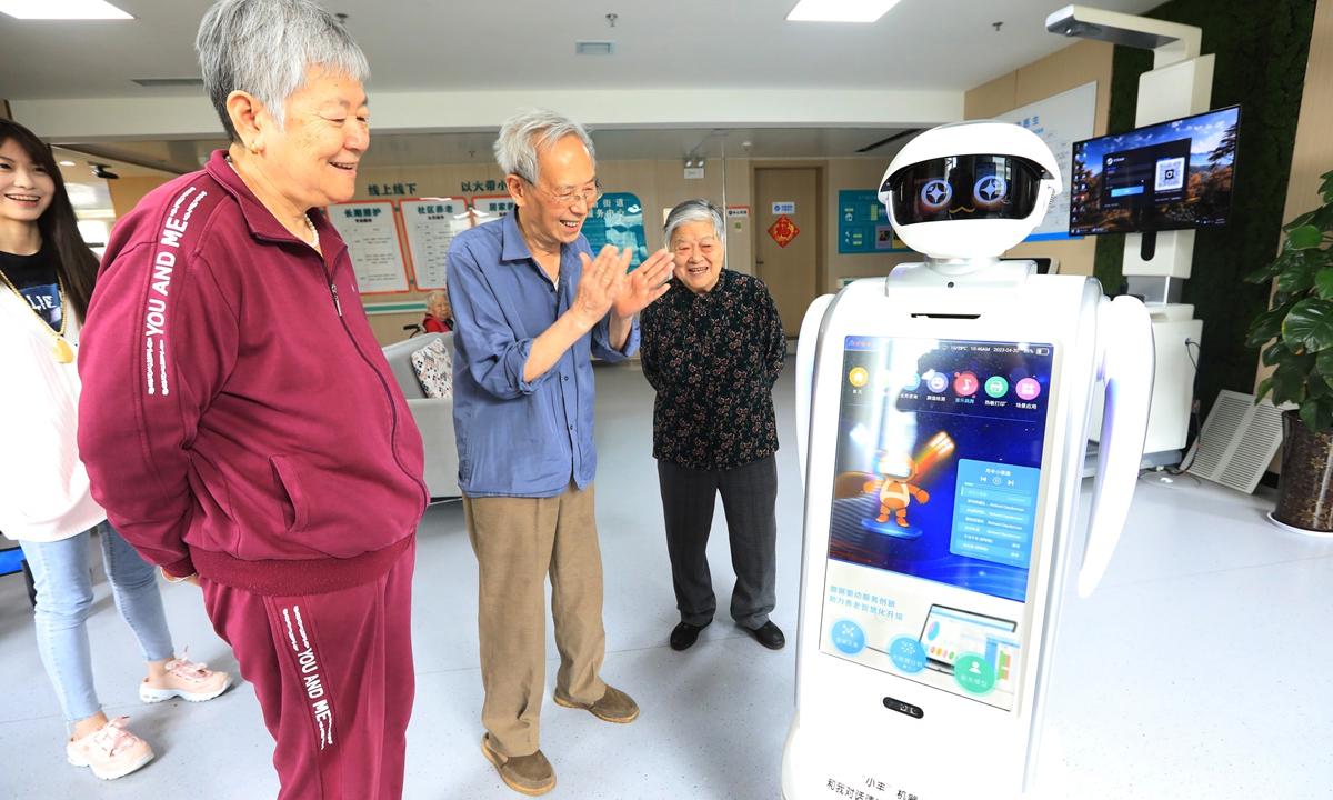 Eldercare robot Photo: VCG