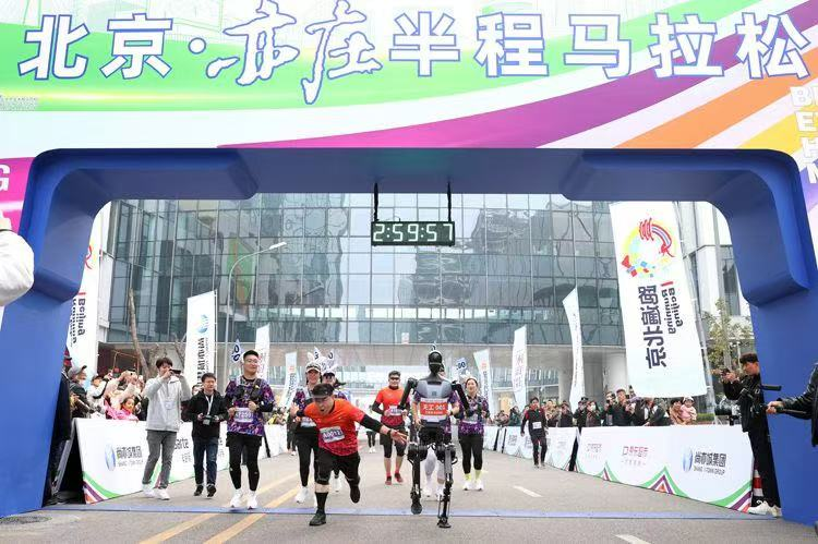 t marathonThe 2024 Beijing Yizhuang Half Marathon began on November 10. The Tiangong robot, serving as a closing rabbit (a pacer who encourages and motivates runners to keep going), crossed the finish line alongside participants. Source: english.beijing.gov.cn