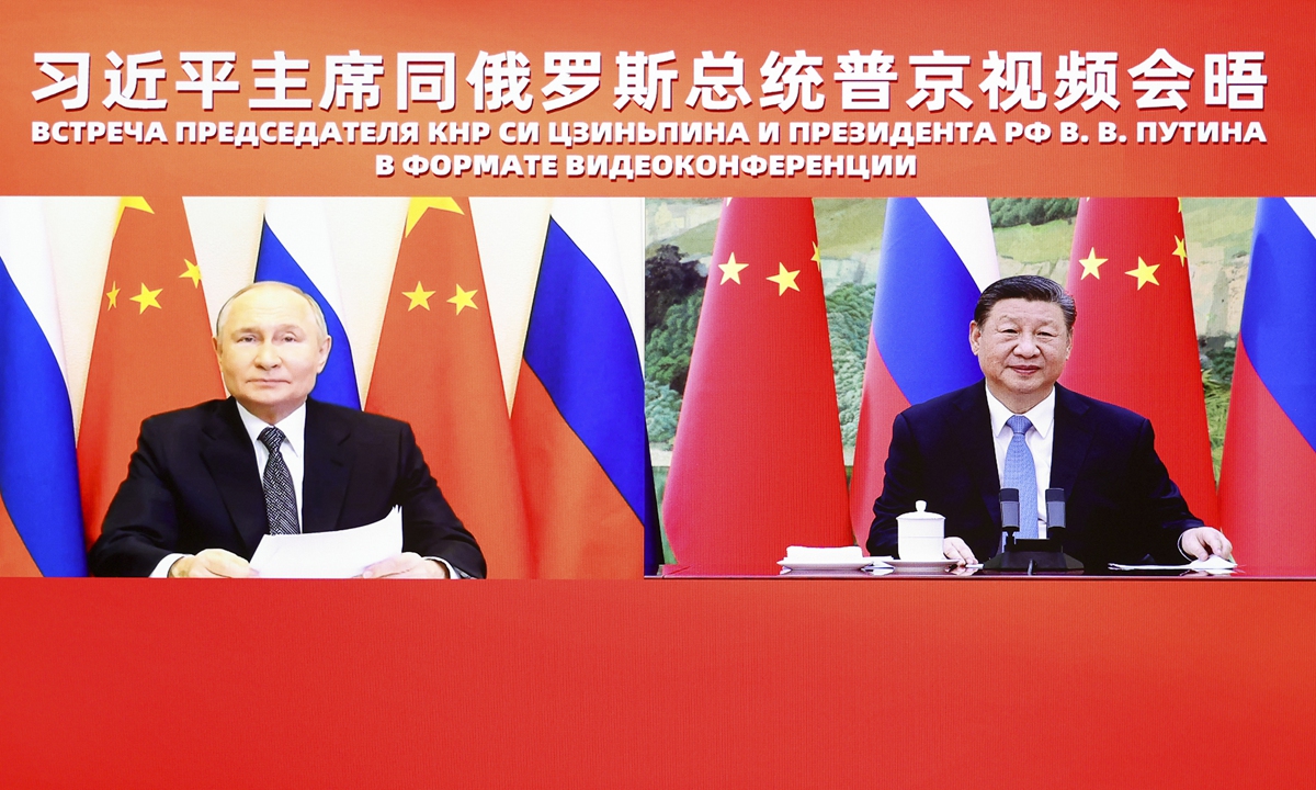 Le président chinois Xi Jinping s’entretient avec le président russe Vladimir Poutine lors d’une réunion vidéo au Grand Palais du Peuple à Pékin, capitale de la Chine, le 21 janvier 2025. Photo : Xinhua