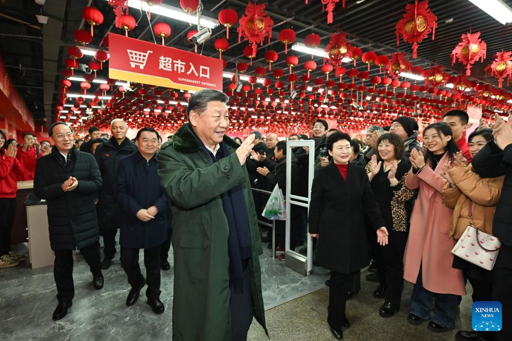 Chinese President Xi Jinping, also general secretary of the Communist Party of China Central Committee and chairman of the Central Military Commission, talks with local people while visiting a food market in Shenyang, capital city of northeast China's Liaoning Province, Jan. 23, 2025. Xi on Thursday inspected Shenyang. (Xinhua/Xie Huanchi)