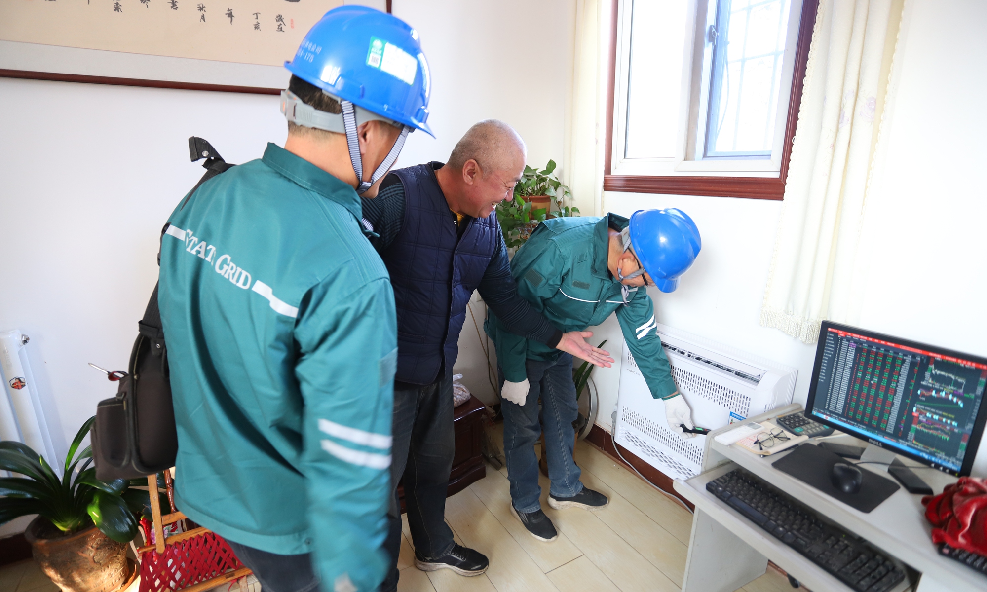 Employees of the State Grid Qingdao Power Supply Company visit households to inspect the electrical safety of electric heating systems.