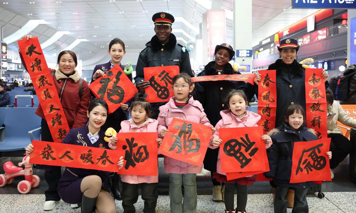 International students volunteer during chunyun, marvel at convenience of high