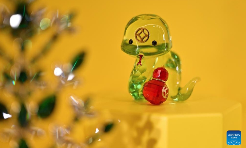 This photo taken on Dec. 31, 2024 shows a piece of snake-themed jewelry displayed at Haikou International Duty-free Shopping Complex in Haikou, south China's Hainan Province. (Xinhua/Guo Cheng)