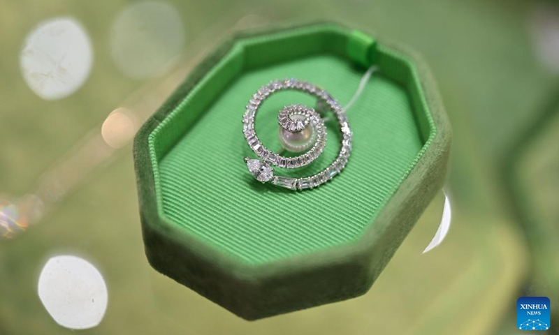 This photo taken on Dec. 31, 2024 shows a piece of snake-themed jewelry displayed at Haikou International Duty-free Shopping Complex in Haikou, south China's Hainan Province. (Xinhua/Guo Cheng)