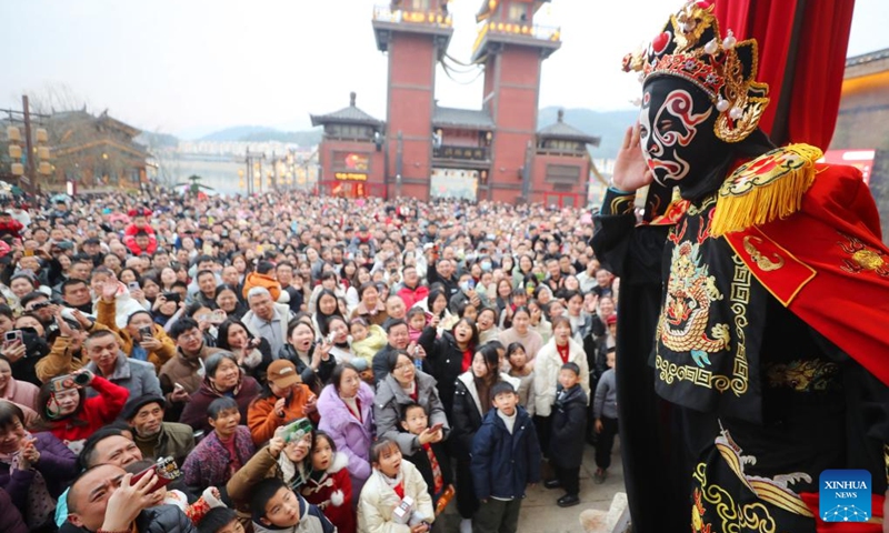 A folk artist performs face-changing show at a temple fair in Hengyang, central China's Hunan Province, Jan. 29, 2025. Various events were held across China on Wednesday to celebrate the Spring Festival. Photo: Xinhua