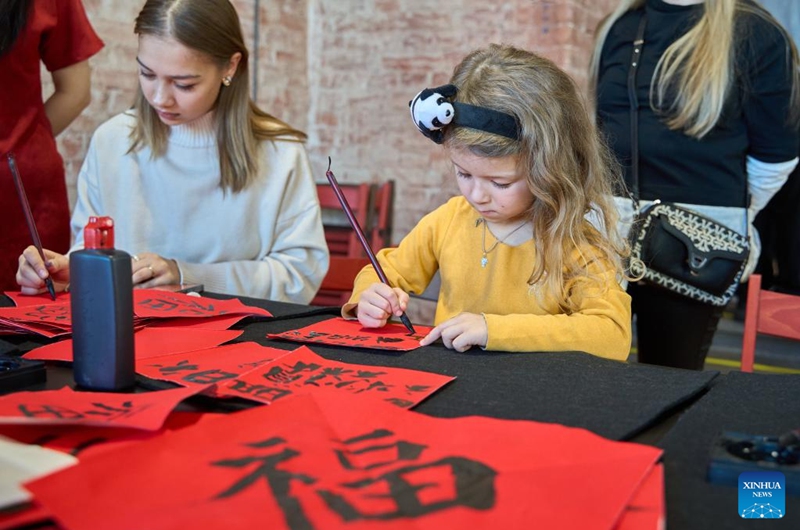 Participants try Chinese calligraphy during an event in celebration of the Chinese New Year at the Confucius Institute of Far Eastern Federal University of Russia, in Vladivostok, Russia, Jan. 29, 2025. The Confucius Institute of Far Eastern Federal University of Russia hosted a Chinese New Year cultural experience event, attracting many participants. Photo: Xinhua