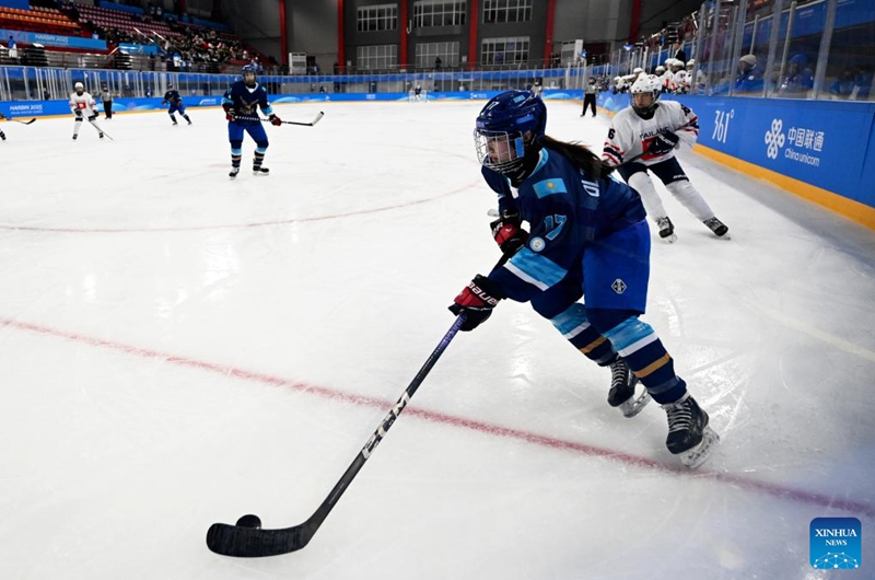 Aida Olzhabayeva (front) of Kazakhstan controls the puck during the women's ice hockey group B match between Kazakhstan and Thailand at 2025 Asian Winter Games in Harbin, northeast China's Heilongjiang Province, Feb. 4, 2025. Photo: Xinhua