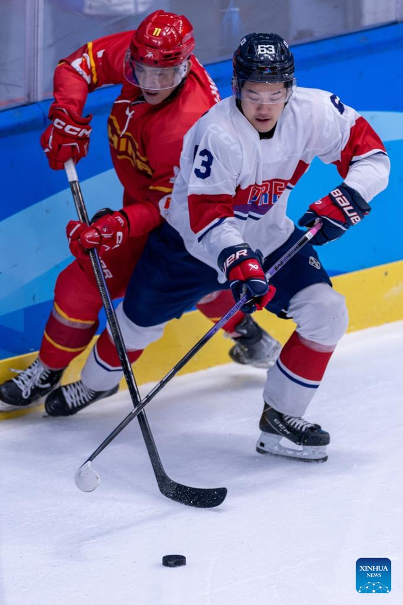 Zhang Pengfei (L) of China vies with Kwon Hyeonsu of South Korea during the men's ice hocky group A match between China and South Korea at 2025 Asian Winter Games in Harbin, northeast China's Heilongjiang Province, on Feb. 4, 2025. Photo: Xinhua