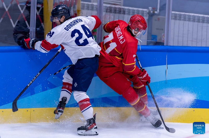 Zheng Mingju (R) of China vies with Kim Donghwan of South Korea during the men's ice hocky group A match between China and South Korea at 2025 Asian Winter Games in Harbin, northeast China's Heilongjiang Province, on Feb. 4, 2025. Photo: Xinhua