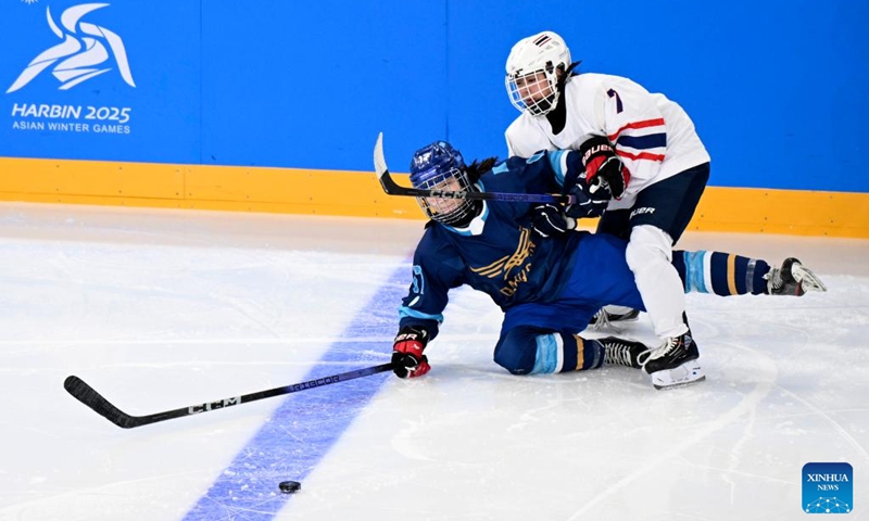 Aida Olzhabayeva (L) of Kazakhstan vies with Supitsara Thamma of Thailand during the women's ice hockey group B match between Kazakhstan and Thailand at 2025 Asian Winter Games in Harbin, northeast China's Heilongjiang Province, Feb. 4, 2025. Photo: Xinhua