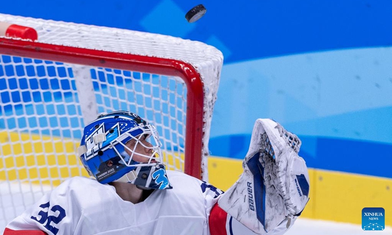 Lee Yeonseung of South Korea eyes on the puck during the men's ice hocky group A match between China and South Korea at 2025 Asian Winter Games in Harbin, northeast China's Heilongjiang Province, on Feb. 4, 2025. Photo: Xinhua