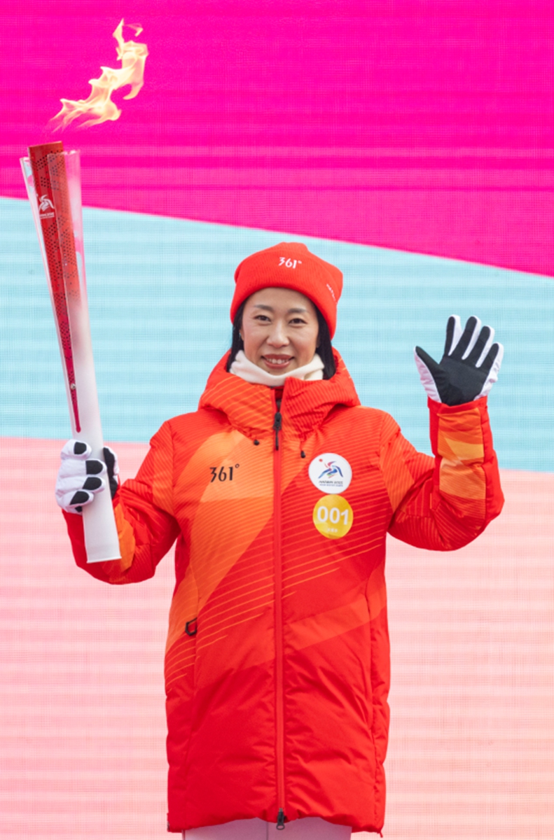 Former Olympic pairs figure skating champion Shen Xue holds the torch during the 2025 Asian Winter Games Torch Relay in Harbin, Heilongjiang Province, on February 3, 2025.  Photo: Courtesy of the organizing committee