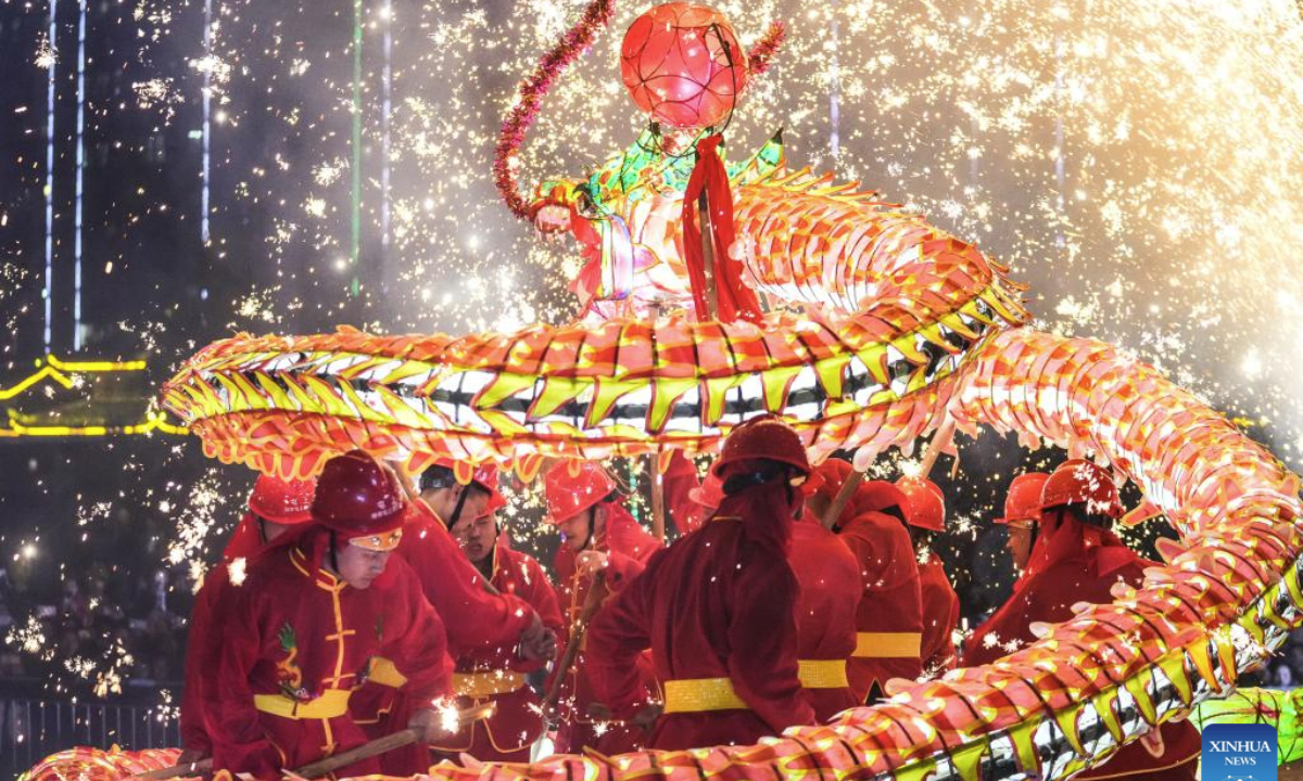 Wulong Xuhua show held to celebrate Lantern Festival in Guizhou