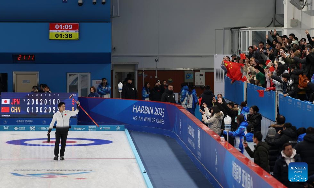 Fei Xueqing (L) of China greet the spectators after the curling men's round robin group B session 13 match between Japan and China at the 9th Asian Winter Games in Harbin, northeast China's Heilongjiang Province, Feb. 12, 2025. (Xinhua/Hu Xingyu)