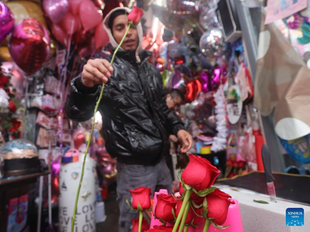 A worker prepares a bouquet of flowers at a flower market in downtown Los Angeles, California, the United States, on Feb. 13, 2025. (Photo: Xinhua)