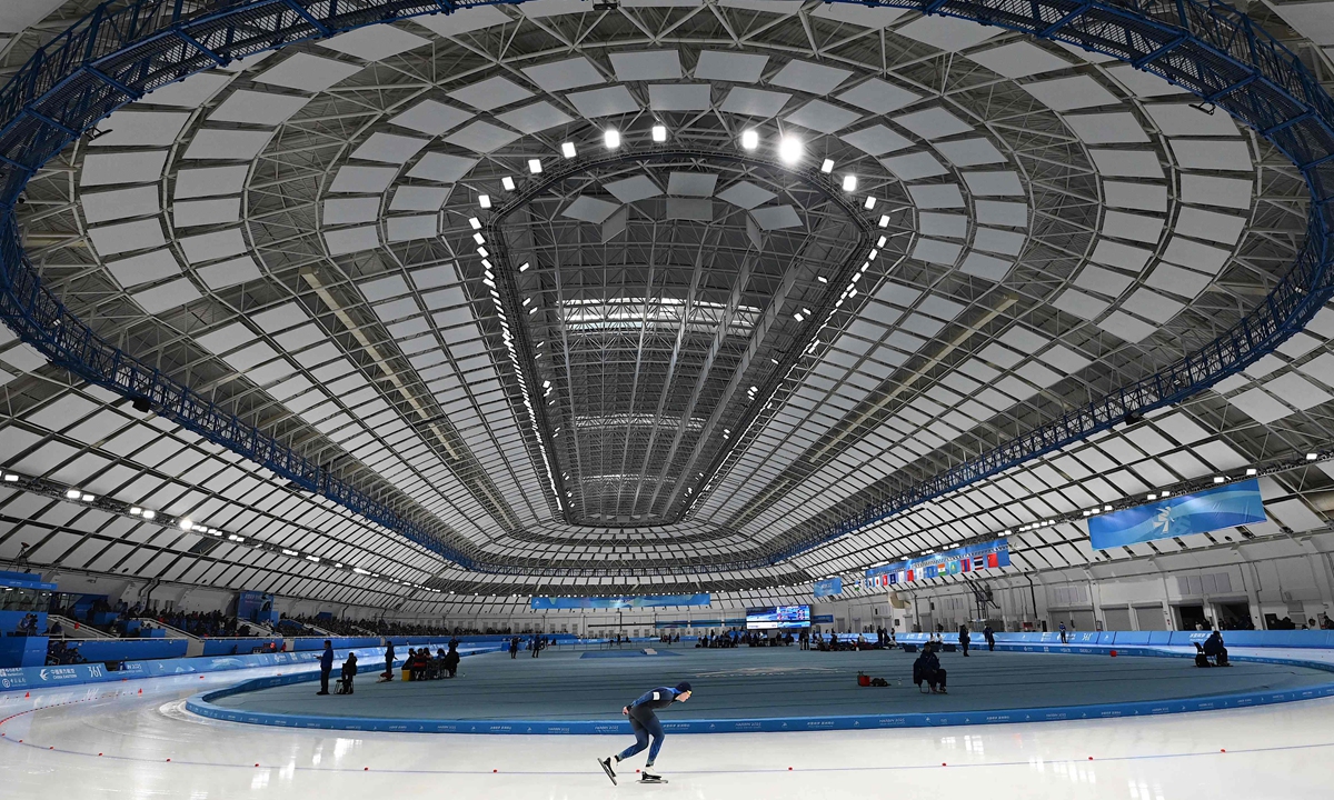 Athletes compete in the speed skating women's 3000-meter relay during the Harbin Asian Winter Games on February 9, 2025. Photo: VCG