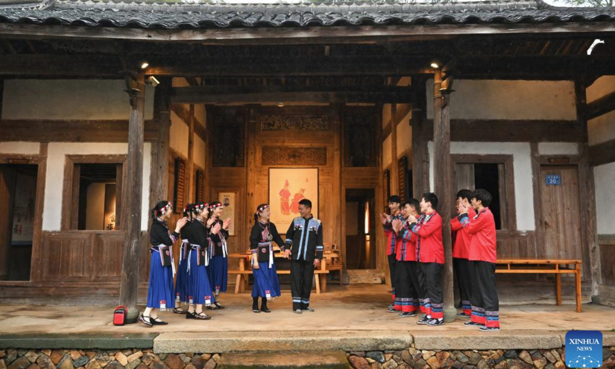 Villagers perform folk songs of the She ethnic group for Italian guests in Banyueli Village of Xinan Town, Xiapu County, southeast China's Fujian Province, Feb. 20, 2025. A delegation from Sardinia, Italy visited the village on Thursday, experiencing the unique She ethnic group culture and customs. (Xinhua/Jiang Kehong)