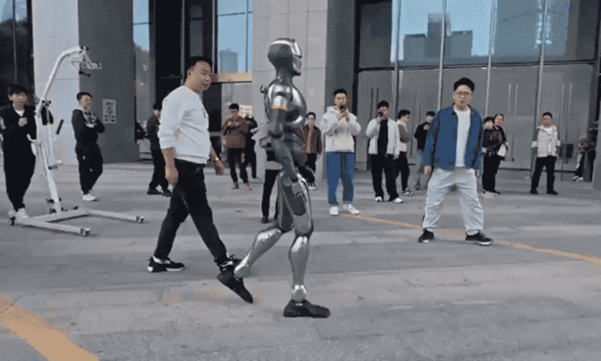 Photo of humanoid robot walking on agile and fluid stairs on the streets of Shenzhen: screenshot