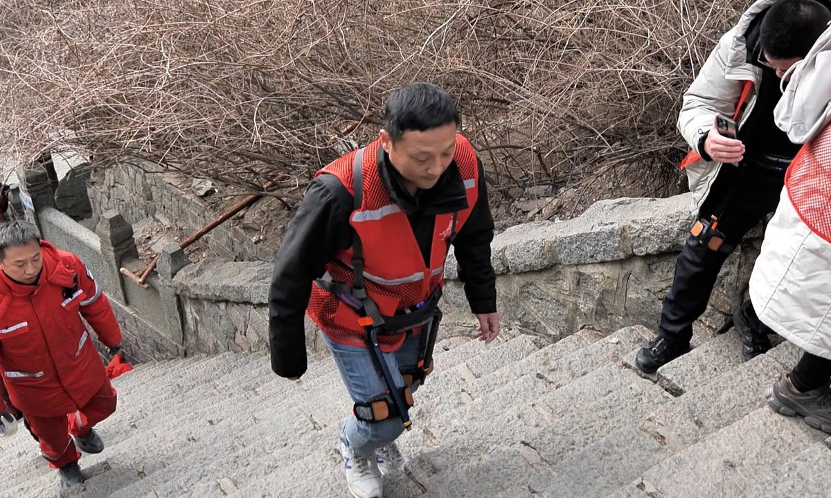 Chinese scenic spots deploy exoskeleton robots to assist tourists, with large