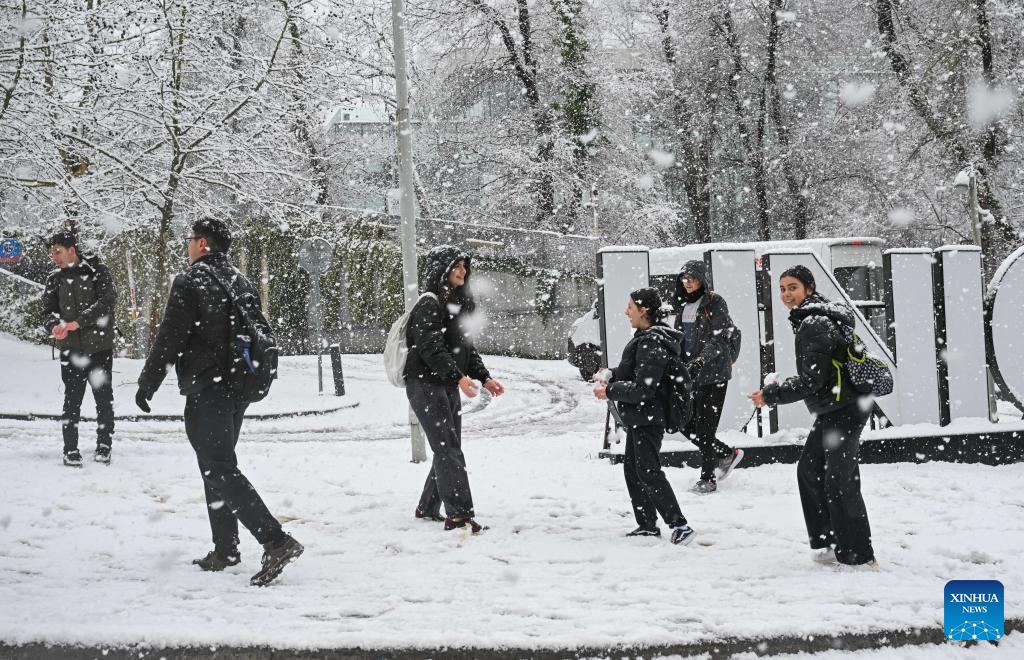 Students play with snow in Istanbul, Türkiye, Feb. 19, 2025. Affected by the cold front, Türkiye's largest city Istanbul underwent heavy snowfall on Wednesday. The bad weather caused serious traffic congestion and some flights were cancelled. (Photo: Xinhua)