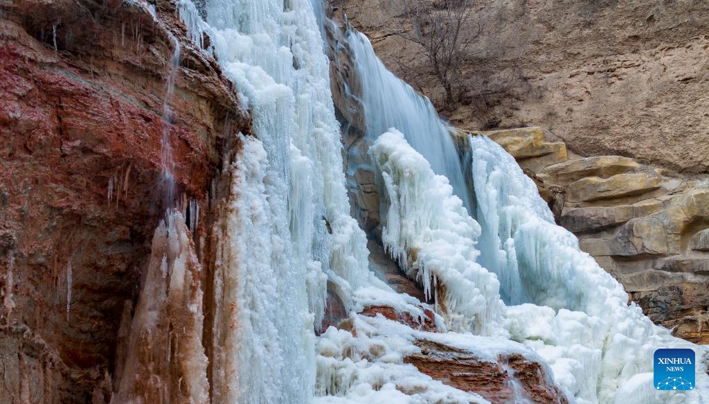 A drone photo taken on Feb. 18, 2025 shows the scenery of Ruhe waterfall in Pengyang County, Guyuan City of northwest China's Ningxia Hui Autonomous Region. (Photo: Xinhua)