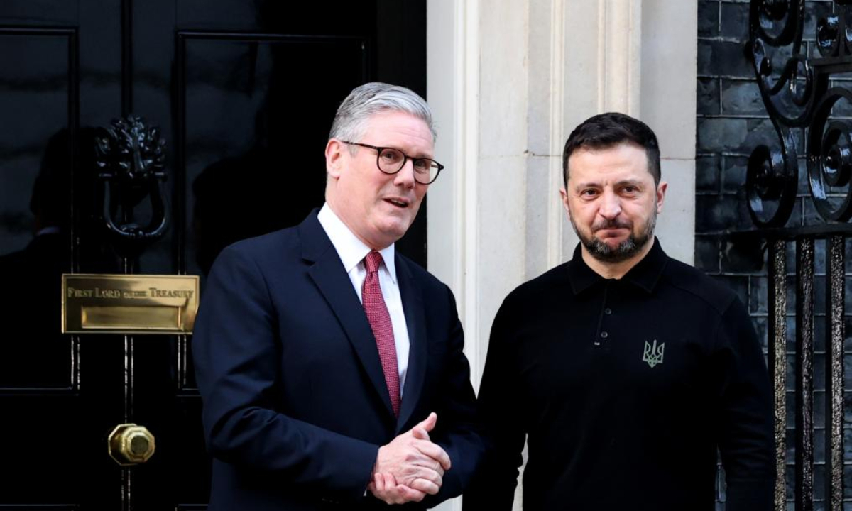 Le Premier ministre britannique Keir Starmer (à gauche) s’entretient avec le président ukrainien Volodymyr Zelensky en visite devant le 10 Downing Street à Londres, en Grande-Bretagne, le 1er mars 2025.

Starmer a rencontré samedi le président ukrainien Volodymyr Zelensky en visite.

Au cours de leur réunion, M. Starmer a déclaré que l’Ukraine bénéficiait d’un soutien total à travers le Royaume-Uni. Il a souligné la détermination inébranlable de la Grande-Bretagne à parvenir à une paix durable.

La Grande-Bretagne et l’Ukraine ont convenu d’un prêt de 2,26 milliards de livres (2,84 milliards de dollars) pour soutenir les capacités de défense de l’Ukraine, selon le ministre ukrainien des Finances, Serhiy Marchenko. (Xinhua/Li Ying)