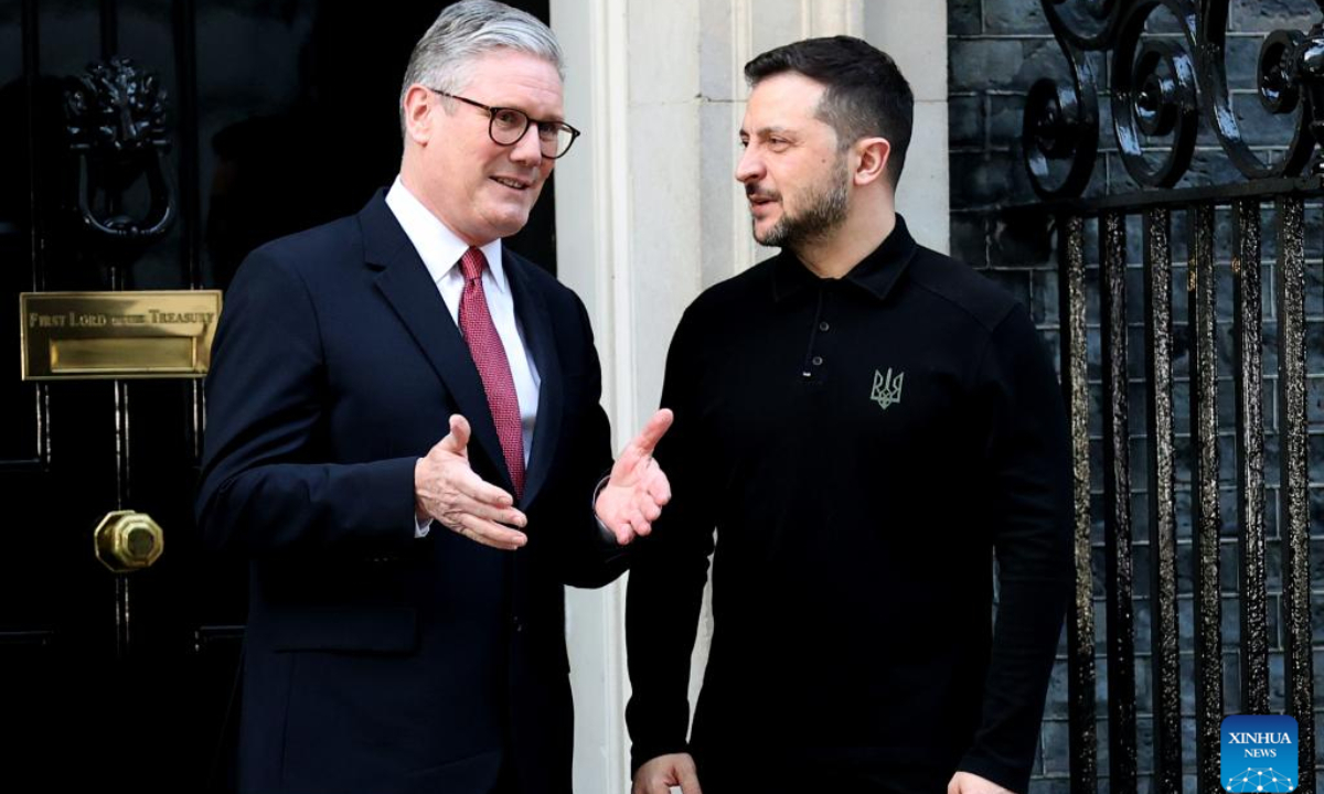 Le Premier ministre britannique Keir Starmer (à gauche) s’entretient avec le président ukrainien Volodymyr Zelensky en visite devant le 10 Downing Street à Londres, en Grande-Bretagne, le 1er mars 2025.

Starmer a rencontré samedi le président ukrainien Volodymyr Zelensky en visite.

Au cours de leur réunion, M. Starmer a déclaré que l’Ukraine bénéficiait d’un soutien total à travers le Royaume-Uni. Il a souligné la détermination inébranlable de la Grande-Bretagne à parvenir à une paix durable.

La Grande-Bretagne et l’Ukraine ont convenu d’un prêt de 2,26 milliards de livres (2,84 milliards de dollars) pour soutenir les capacités de défense de l’Ukraine, selon le ministre ukrainien des Finances, Serhiy Marchenko. (Xinhua/Li Ying)