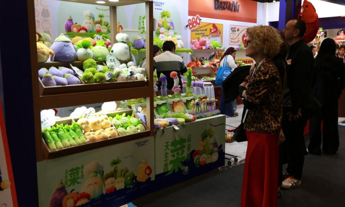 People visit the booth of Chinese plush toy brand Bazuuyu at the China Pavilion at the 2025 North America International Toy Fair in New York, the United States, on March 2, 2025. (Xinhua/Liu Yanan)