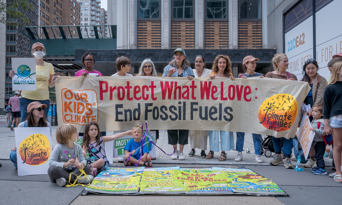 Some US NGO staffers and children gather in New York holding a creative, friendly activity ahead of Climate Week and the Global Summit of the Future, on September 21, 2024. Photo: VCG