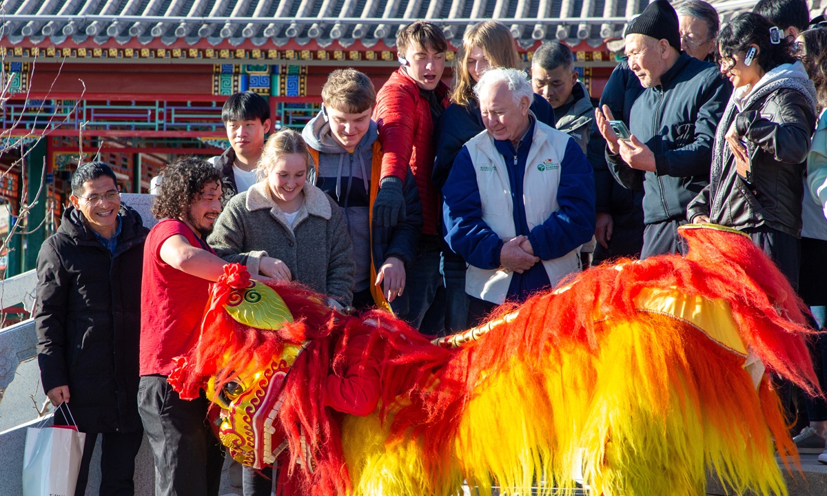 Students from Iowa, the US, enjoy watching a lion dance performance in Xiong'an New Area in North China's Hebei Province on January 6, 2025. Photo: VCG