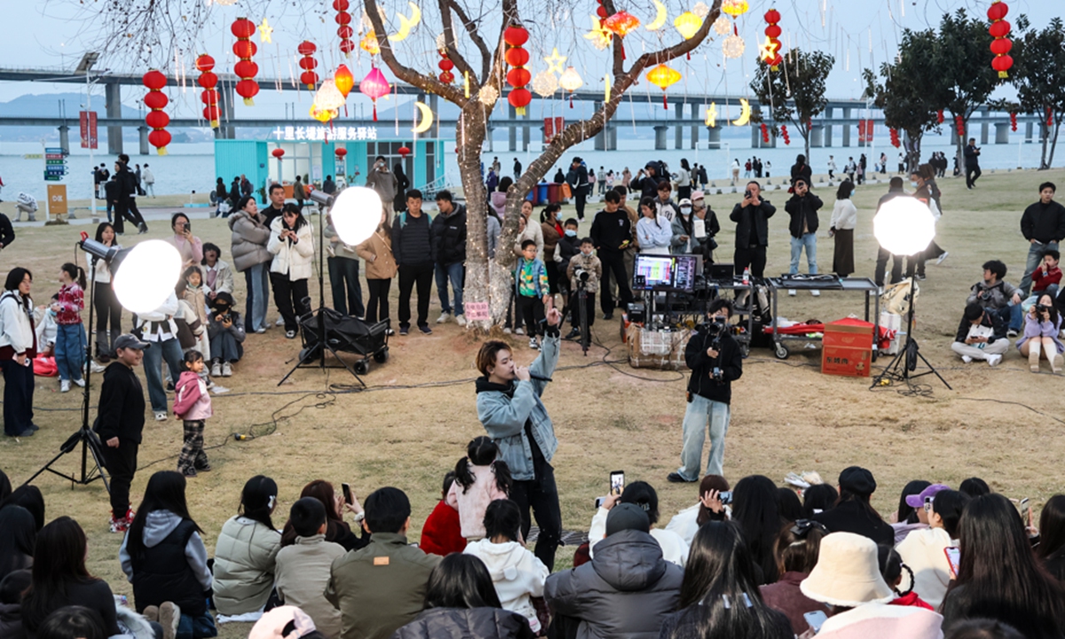 An internet celebrity singer holds a concert in Xiamen, Fujian Province.  Photo: VCG