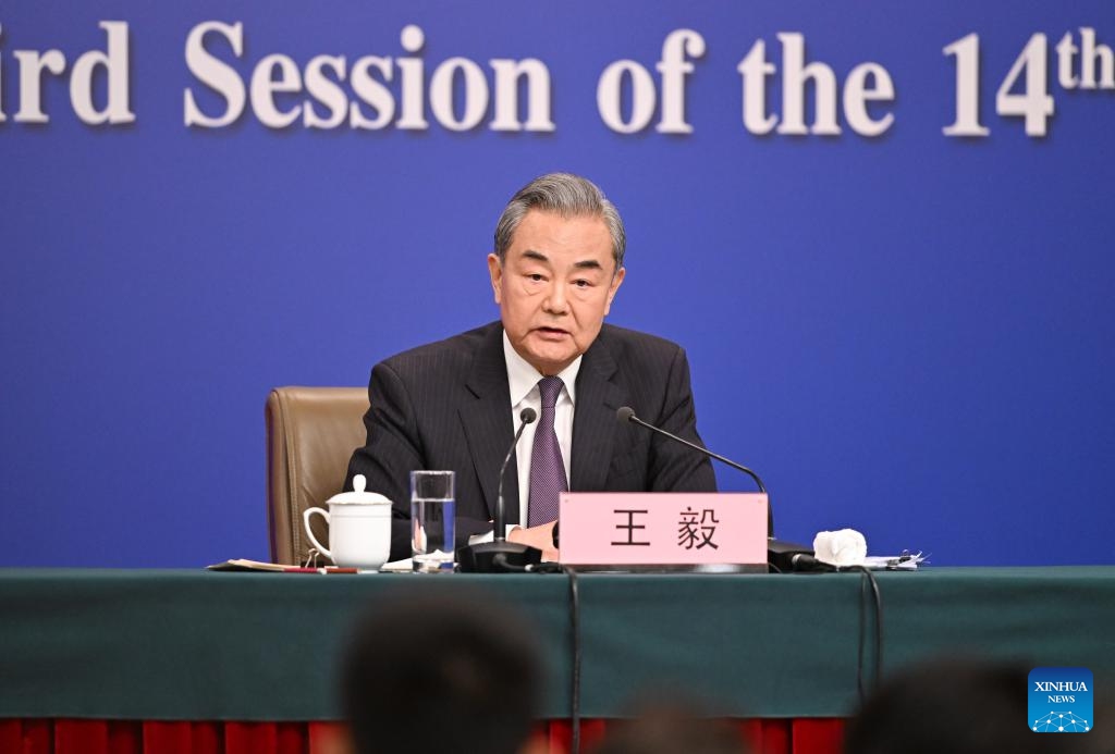 Le ministre chinois des Affaires étrangères Wang Yi, également membre du Bureau politique du Comité central du Parti communiste chinois, assiste à une conférence de presse sur la politique étrangère et les relations extérieures de la Chine en marge de la troisième session de la 14e Assemblée populaire nationale (APN) à Beijing, capitale de la Chine, le 7 mars 2025. (Photo : Xinhua)