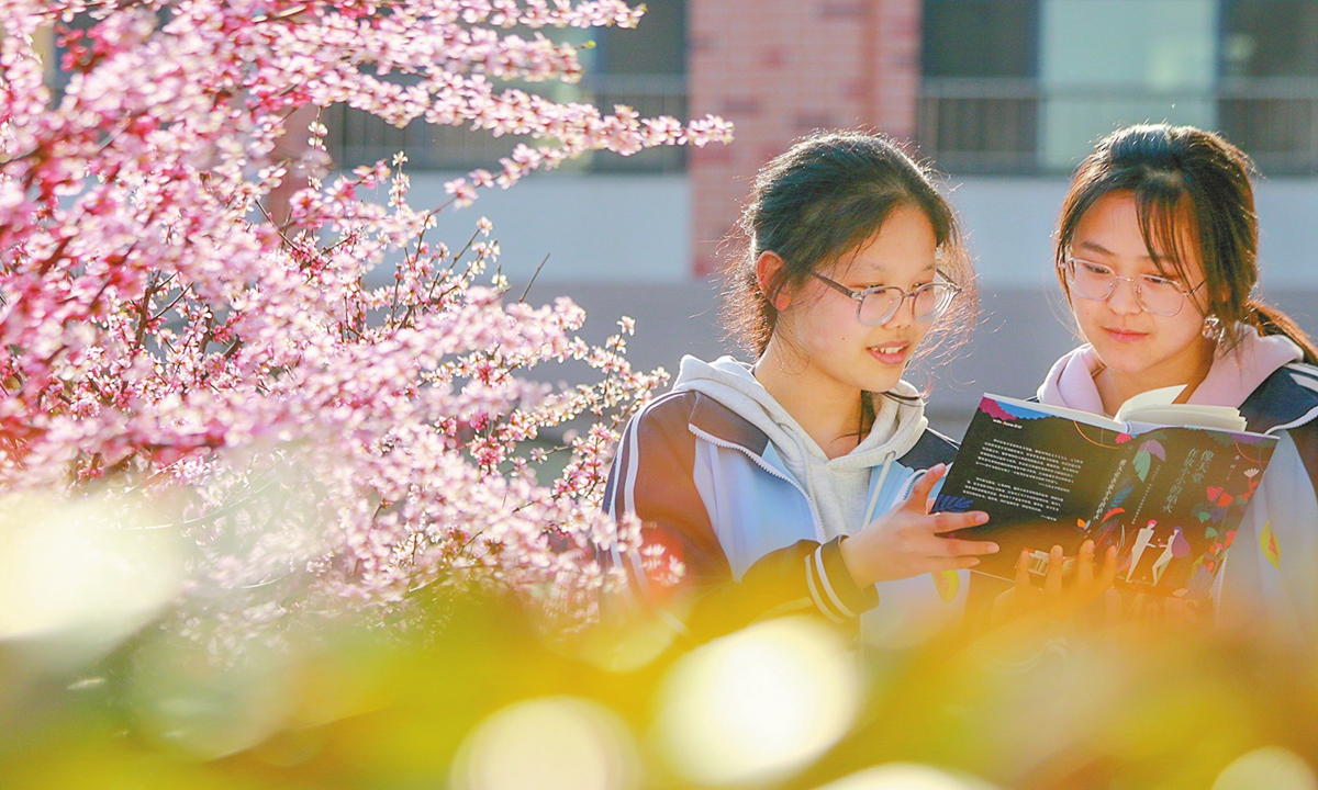 Students read a book at the No. 5 Middle School in Gaomi, East China's Shandong Province on March 26, 2024. Photos on this page: VCG