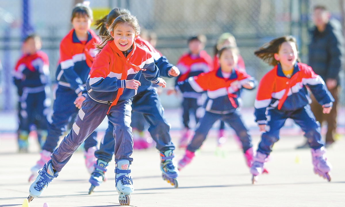 Students participate in roller skating during 
a 15-minute break at the No. 6 Primary School in Ordos, North China's Inner Mongolia Autonomous Region on March 3, 2025.